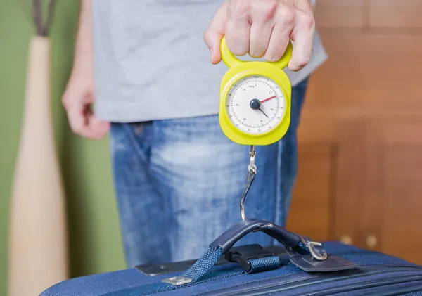 Man kontrollera bagage vikt med besman balans — Stockfoto