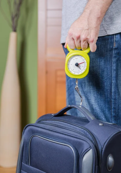 Man kontrollera bagage vikt med besman balans — Stockfoto