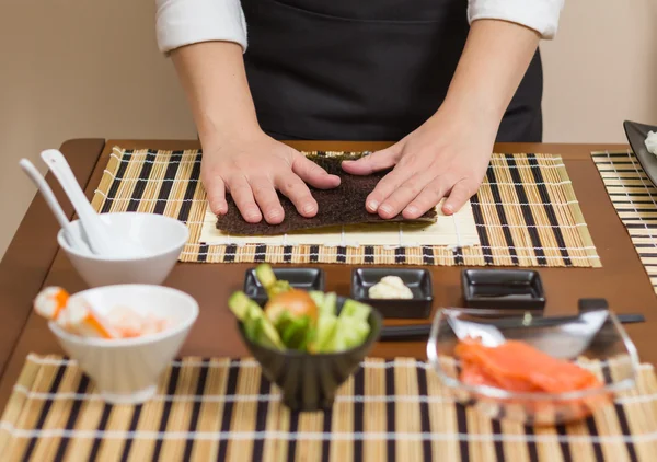 Kadın Şef Japon suşi hazırlamak için hazır rulo — Stok fotoğraf