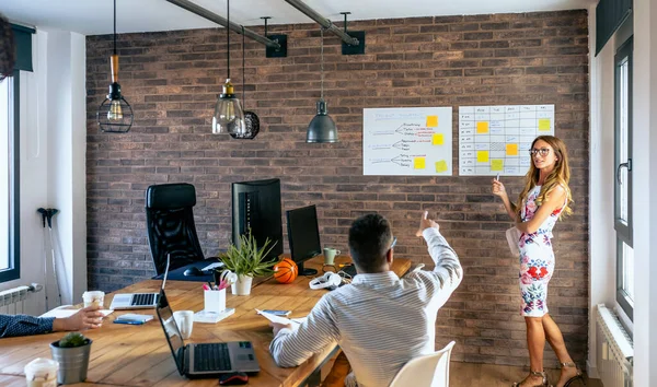 Gestora respondiendo preguntas en una reunión de trabajo — Foto de Stock