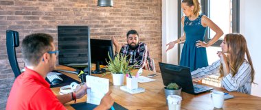 Patron ofiste bir çalışanı azarlıyor.