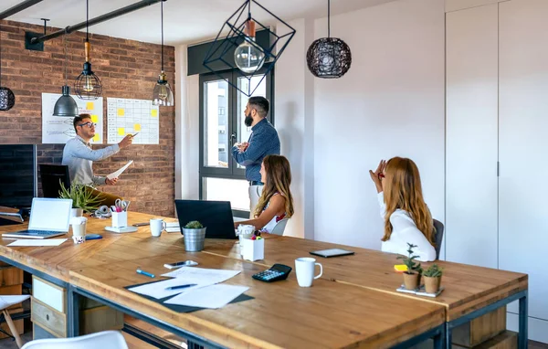 Teamleder organiserer arbeid på kontor – stockfoto