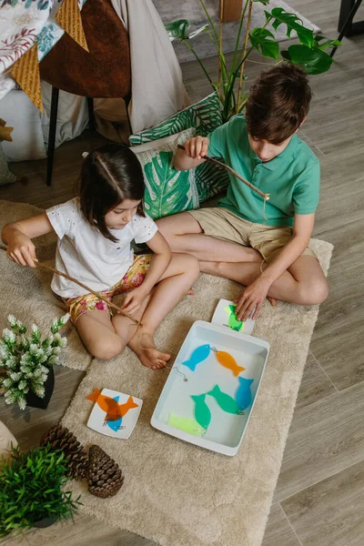 Niños jugando juego de pesca en casa — Foto de Stock