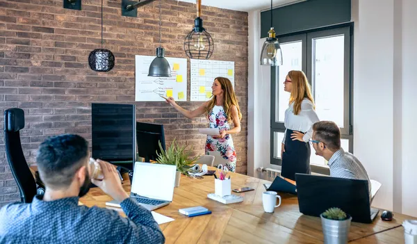 Directora en una reunión de trabajo con sus trabajadores — Foto de Stock