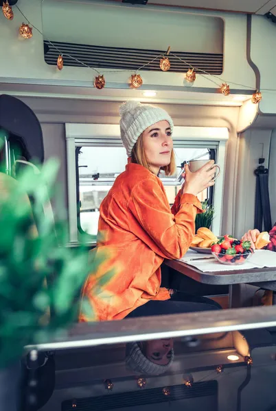 Woman having breakfast in a camper van — Stock Photo, Image