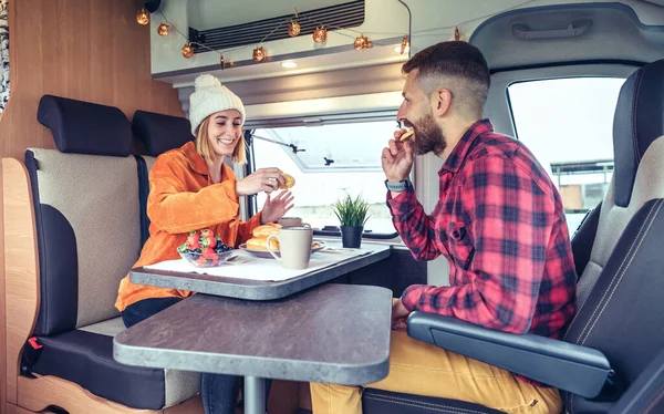 Amici che fanno colazione in camper al mattino — Foto Stock