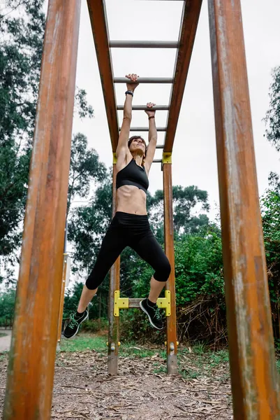 Atleta feminina fazendo exercícios de macaco — Fotografia de Stock