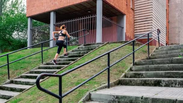 Sportlerin steigt Treppe ins Freie — Stockvideo