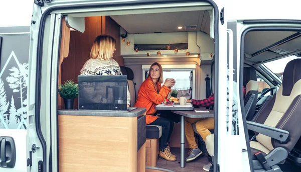 Vänner äter frukost i en husbil på morgonen — Stockfoto