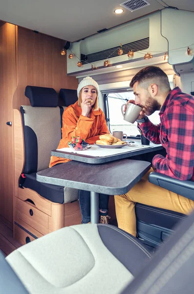Amis petit déjeuner dans un camping-car — Photo
