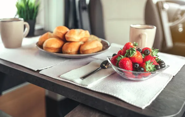 Cuenco de frutas en un desayuno saludable en la mesa —  Fotos de Stock