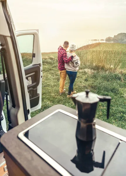 Pareja irreconocible viajando en camper van buscando paisaje de la costa — Foto de Stock