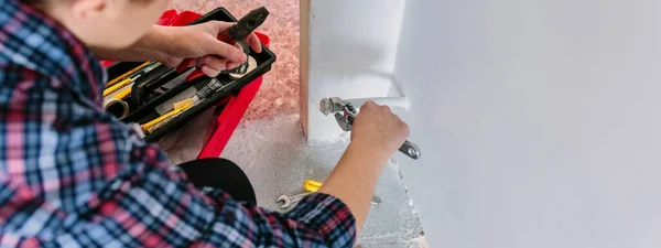 Tubo de tensado de plomero femenino con llave inglesa en la instalación de calefacción — Foto de Stock