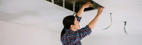 Mujer preparando instalación campana extractora — Foto de Stock