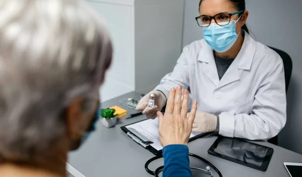 의사가 제공하는 코로나 바이러스 백신을 거부하는 환자 — 스톡 사진