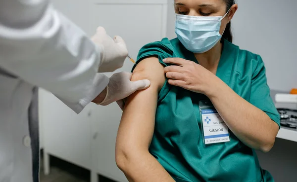 Cirujano femenino que recibe vacuna contra el coronavirus — Foto de Stock
