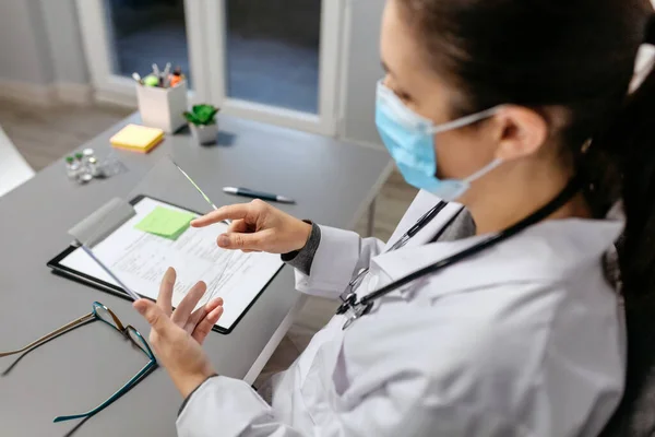 Ärztin arbeitet mit transparenter Tablette — Stockfoto
