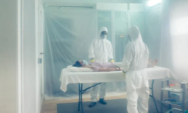 Médecins dans un hôpital de campagne avec une personne décédée sur un brancard — Photo