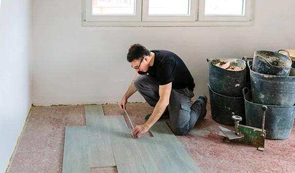 床を設置するタイルを測定レンガ層 — ストック写真