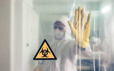 Tanınamayan bir doktorun geçişi yasakladığı biyolojik tehlike sembolü.