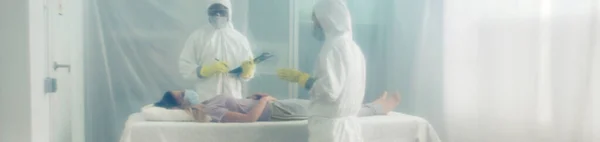 Лікарі бактеріологічного захисту роблять медичну перевірку — стокове фото
