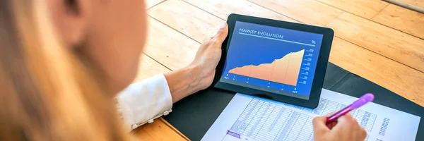 Zakenvrouw analyseert marktevolutie met tablet — Stockfoto