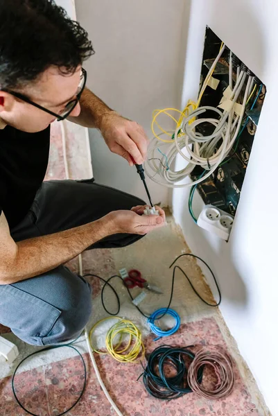 Técnico con destornillador y tira terminal instalando caja de telecomunicaciones —  Fotos de Stock