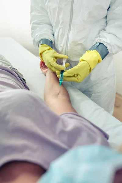 Onherkenbare vrouwelijke arts die vaccin injecteert bij de patiënt — Stockfoto