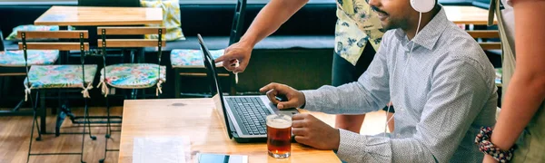 Freunde amüsieren sich bei Videoanruf mit Laptop aus Café — Stockfoto