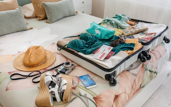 Open vrouw koffer voorbereid voor zomervakantie — Stockfoto