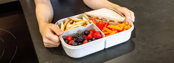 Ragazza irriconoscibile che prende il pranzo pieno di cibo sano — Foto Stock