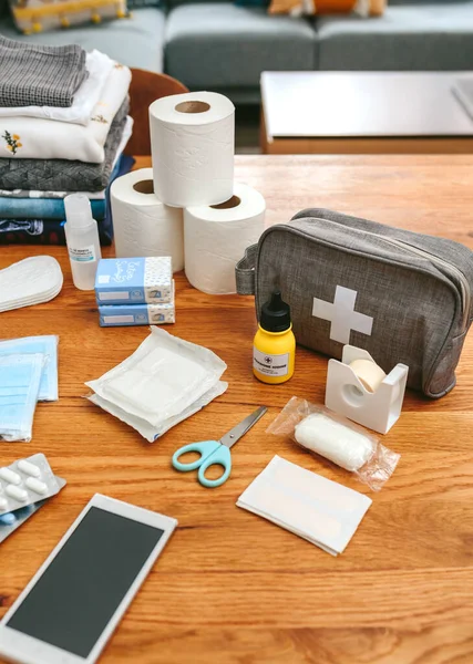 Equipo de mochila de emergencia con botiquín de primeros auxilios organizado sobre la mesa —  Fotos de Stock