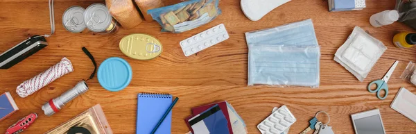 Visão superior dos preparativos de mochila de emergência — Fotografia de Stock