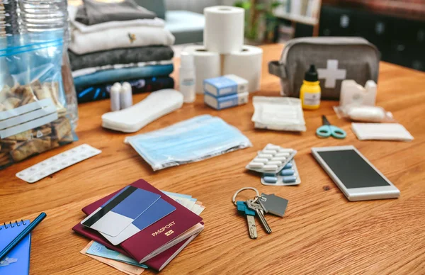 Equipamento de mochila de emergência organizado na mesa — Fotografia de Stock