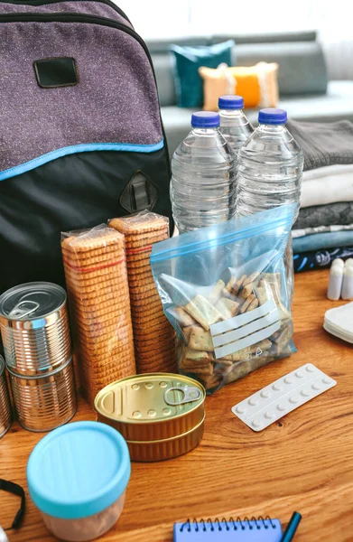 Equipamento de mochila de emergência organizado na mesa — Fotografia de Stock