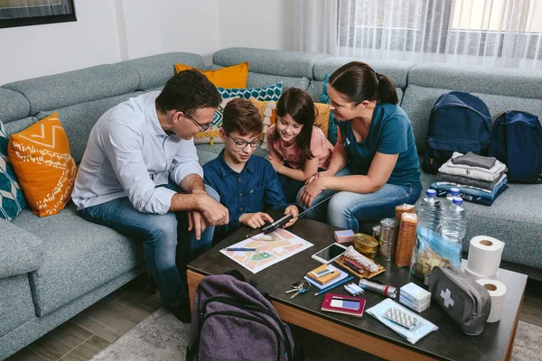 Padres explicando a sus hijos cómo usar la radio en una emergencia —  Fotos de Stock