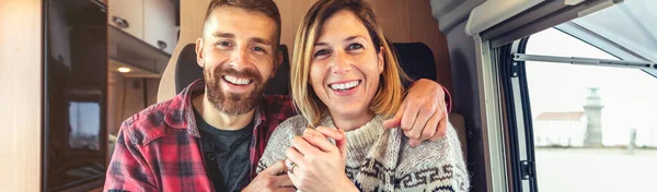Glückliches Paar im Gespräch mit Blick auf die Kamera auf Videoanruf von ihrem — Stockfoto