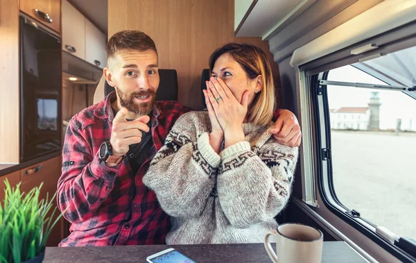 Ευτυχισμένο ζευγάρι μιλάει και αστειεύεται κοιτάζοντας κάμερα σε βίντεο κλήση από τους campervan — Φωτογραφία Αρχείου