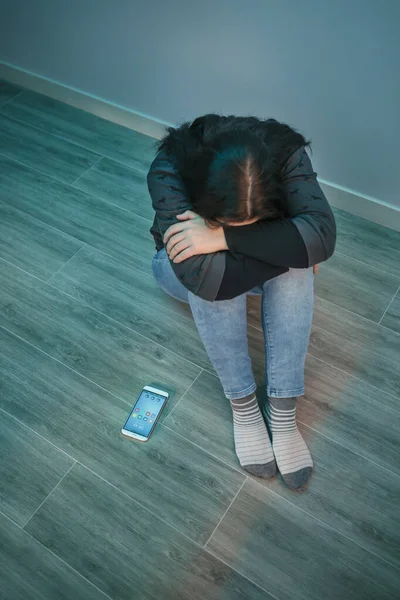 Αγνώριστη απελπισμένη γυναίκα με εθισμό στο τηλέφωνο που καλύπτει το πρόσωπό της — Φωτογραφία Αρχείου