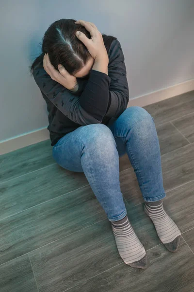 Mulher irreconhecível com transtorno mental e pensamentos suicidas — Fotografia de Stock