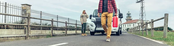 Hombre Con Bidón Caminando Por Camino Busca Ayuda Para Camioneta — Foto de Stock