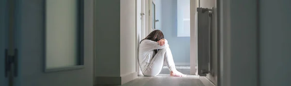 Žena v pyžamu sedící na podlaze centra duševního zdraví — Stock fotografie