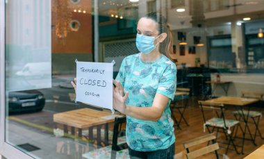 Coronavirus kapama işareti koyan kadın.