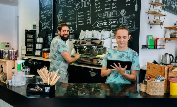 Улыбающиеся работники кофейни позируют — стоковое фото