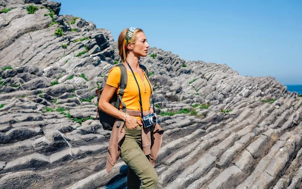 Escursionismo donna guardando flysch rocce paesaggio — Foto Stock