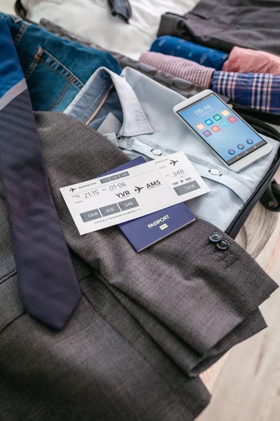 ビジネスマンのスーツケースの搭乗券とパスポート — ストック写真