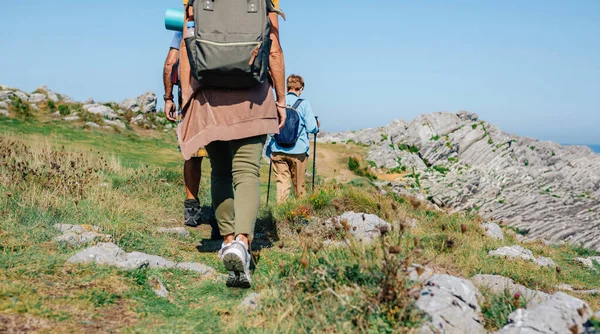 Groupe méconnaissable de personnes trekking à l'extérieur — Photo