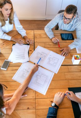 İnşaat çizimlerine bakan mimarlar toplantısının en üst görüntüsü