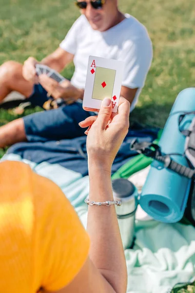 Mulher irreconhecível mostrando o ás do baralho jogando cartas — Fotografia de Stock