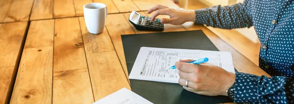 Asesor masculino rellenando documentos fiscales en la oficina — Foto de Stock